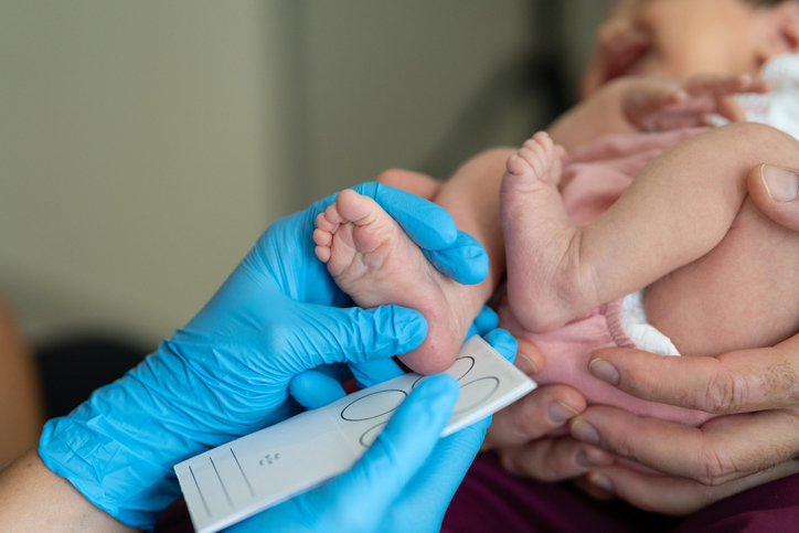 Doctor measuring the foot of a newborn baby in the hospital/Getty Images