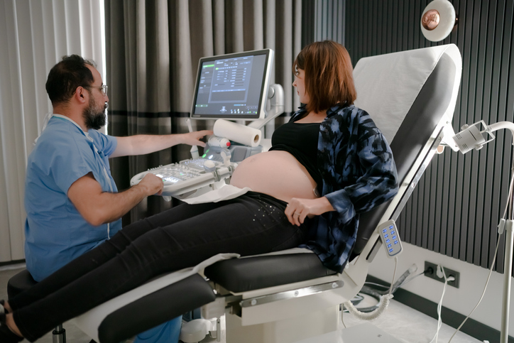Photo shows a pregnant woman watching an ultrasound in gynecology clinic/Getty Images