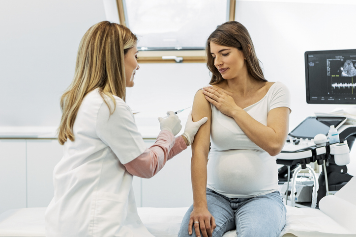 Photo shows a vaccine injection procedure for a pregnant woman/Getty Images