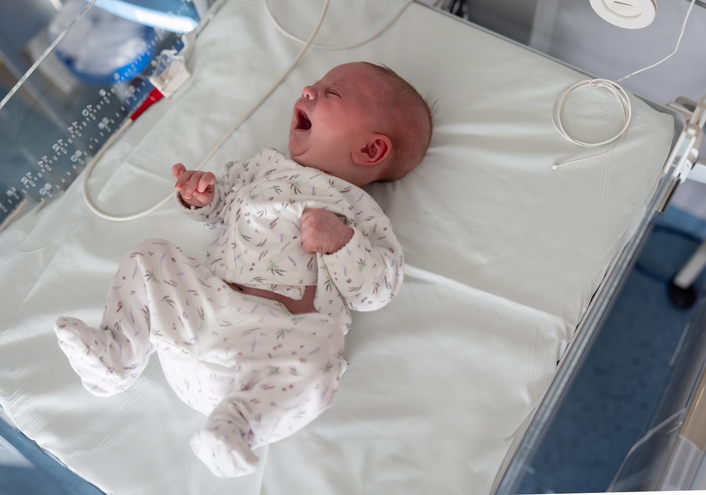 Photo shows a newborn baby crying at the hospital in an incubator/Getty Images